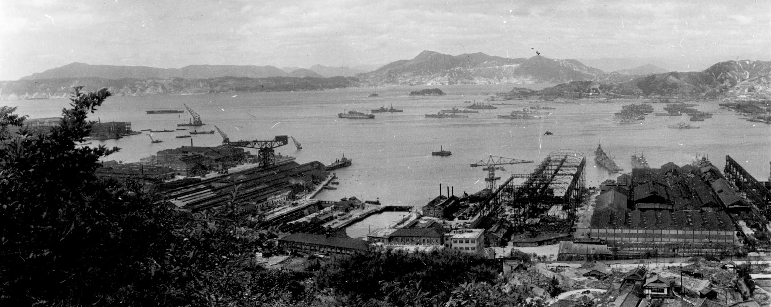 Kure_Naval_Arsenal_Panorama_in_Japan_October_1945