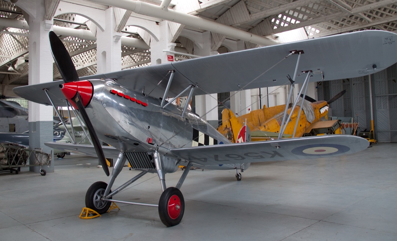 Hawker_Fury_MkI_K5674_in_hangar_2_5922642350